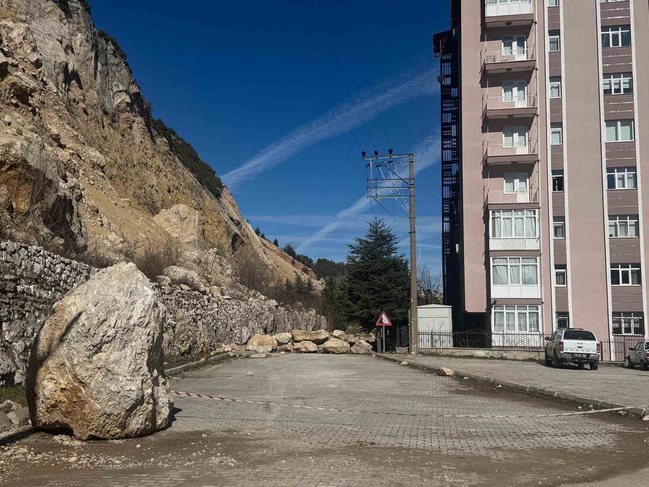EĞİRDİR İMARET MAHALLESİ'NDE AFETE MARUZ BÖLGE İLAN EDİLEN KONUTLAR