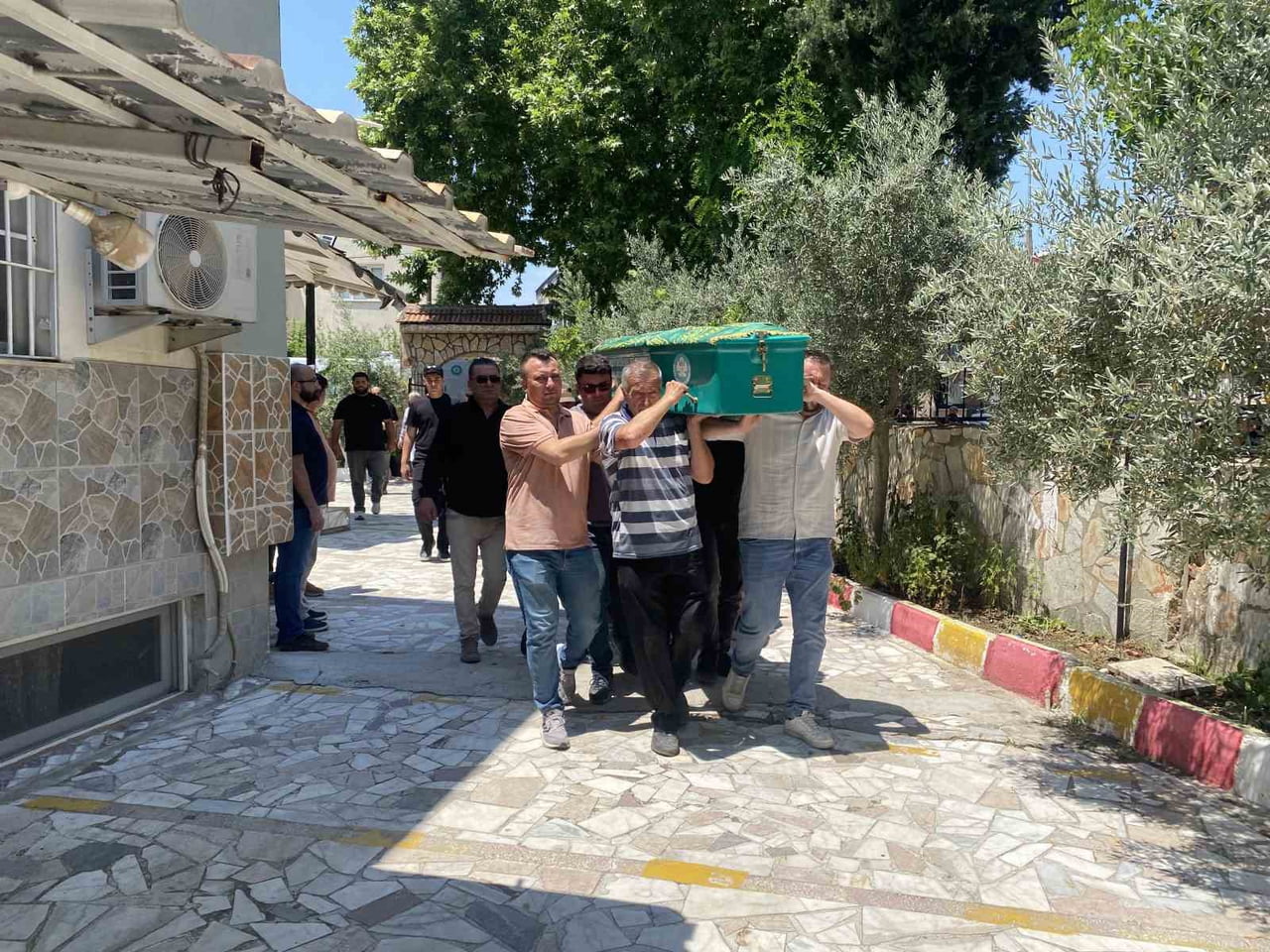 EĞİTİM CAMİASINI DERİN ÜZÜNTÜYE BOĞAN SOLAK, GÖZYAŞLARI ARASINDA TOPRAĞA VERİLDİ.