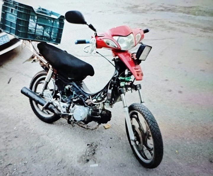 EHLİYETSİZ, PLAKASIZ VE ŞASE NUMARASI KAZINMIŞ MOTOSİKLETİ KULLANAN SÜRÜCÜYE 88 BİN 500 LİRALIK...