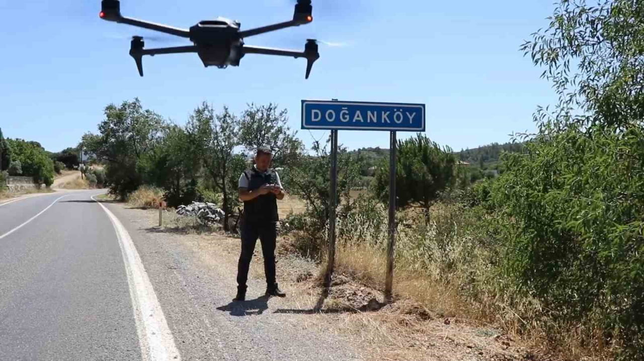EKİPLER, ÖZELLİKLE YANGIN RİSKİNİN YÜKSEK OLDUĞU BÖLGELERDE DRON DESTEKLİ DENETİM...