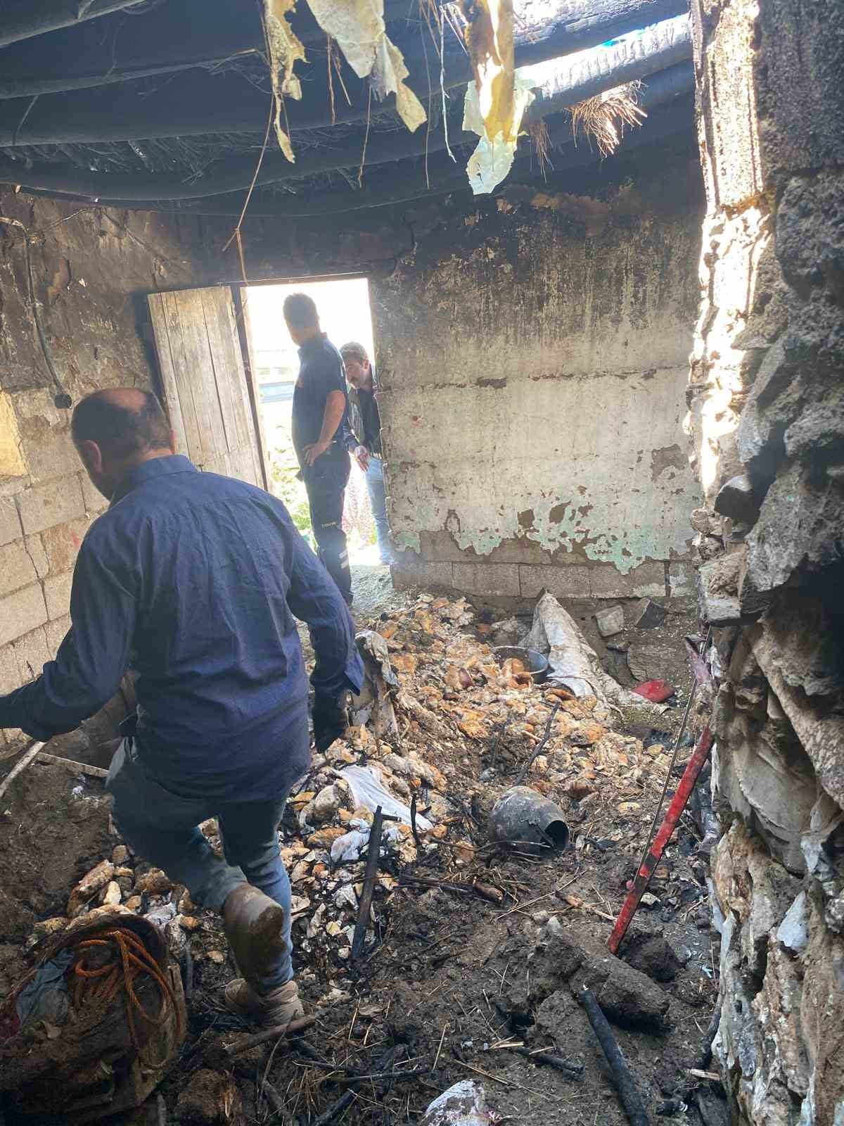 EKİPLERCE YAKINDAKİ EVLERE SIÇRAMADAN KONTROL ALTINA ALINARAK SÖNDÜRÜLEN YANGINDA TANDIR EVİ...