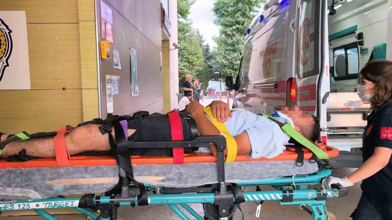 EKİPLERİN YOĞUN ÇALIŞMASI SONUCU KİREMİTLERİN ALTINDAN ÇIKARILAN YARALI İŞÇİLER, AMBULANSLARLA...