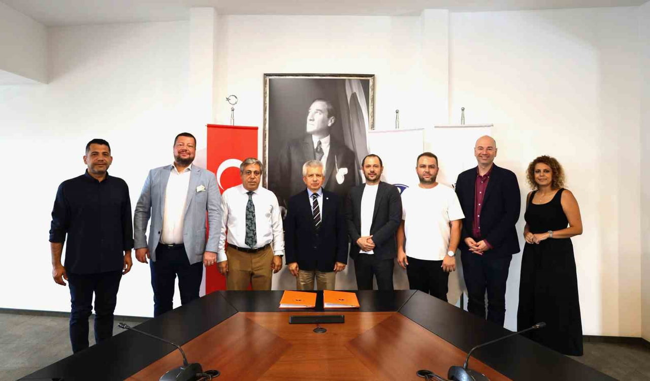 EKOMOD'A İLİŞKİN LİSANSLAMA ANLAŞMASI İSE KAMPÜSTE DÜZENLENEN TÖRENLE İEÜ REKTÖRÜ PROF. DR. YUSUF...