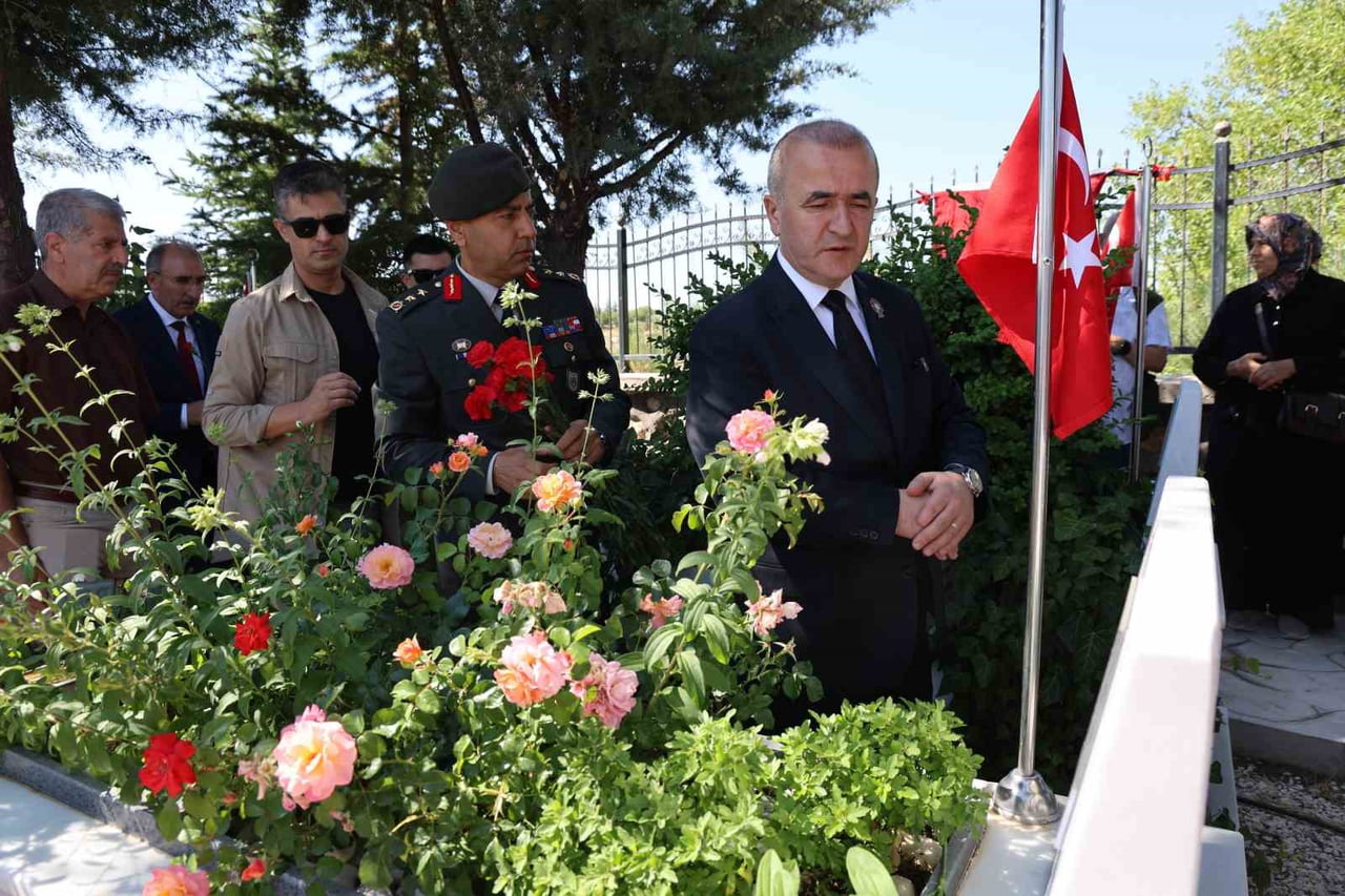 ELAZIĞ'DA 15 TEMMUZ DEMOKRASİ ZAFERİNİN 10’UNCU YIL DÖNÜMÜNDE ŞEHİTLİKLER ZİYARET EDİLİP DUA...