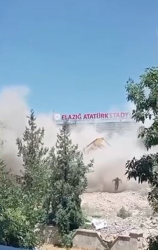 ELAZIĞ'DA AĞIR HASARLI 5 KATLI BİNANIN KONTROLLÜ YIKIMI SIRASINDA KORKU DOLU ANLAR YAŞANDI.