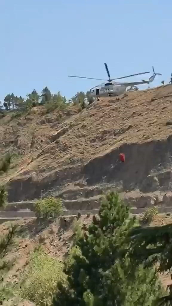 ELAZIĞ'DA DAĞLIK ALANDA ÇIKAN HIZLA YAYILAN YANGINA HAVADAN HELİKOPTER İLE MÜDAHALE BAŞLADI