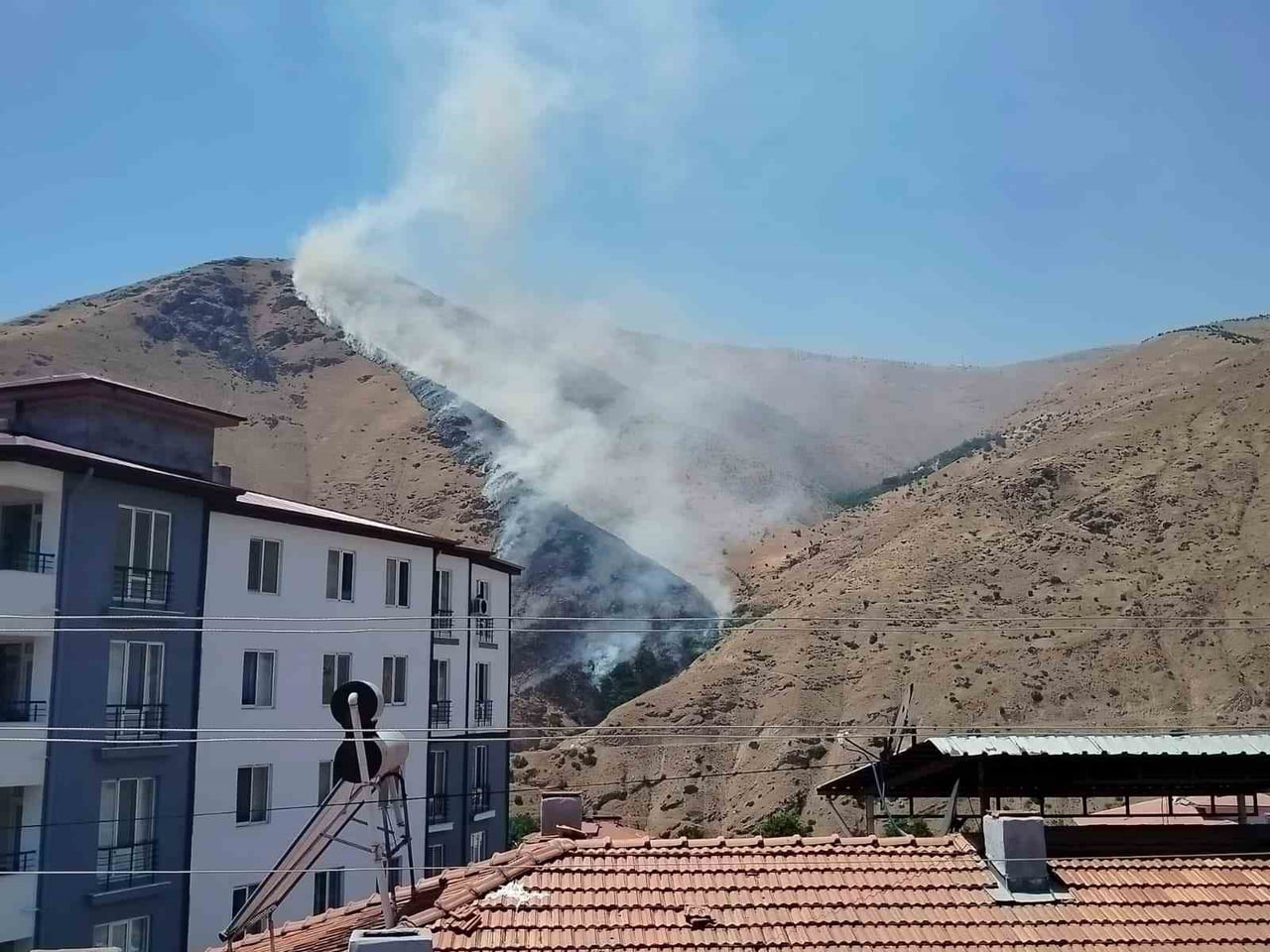 ELAZIĞ'DA DAĞLIK ALANDA ÇIKAN YANGINA EKİPLERİN MÜDAHALESİ SÜRÜYOR.