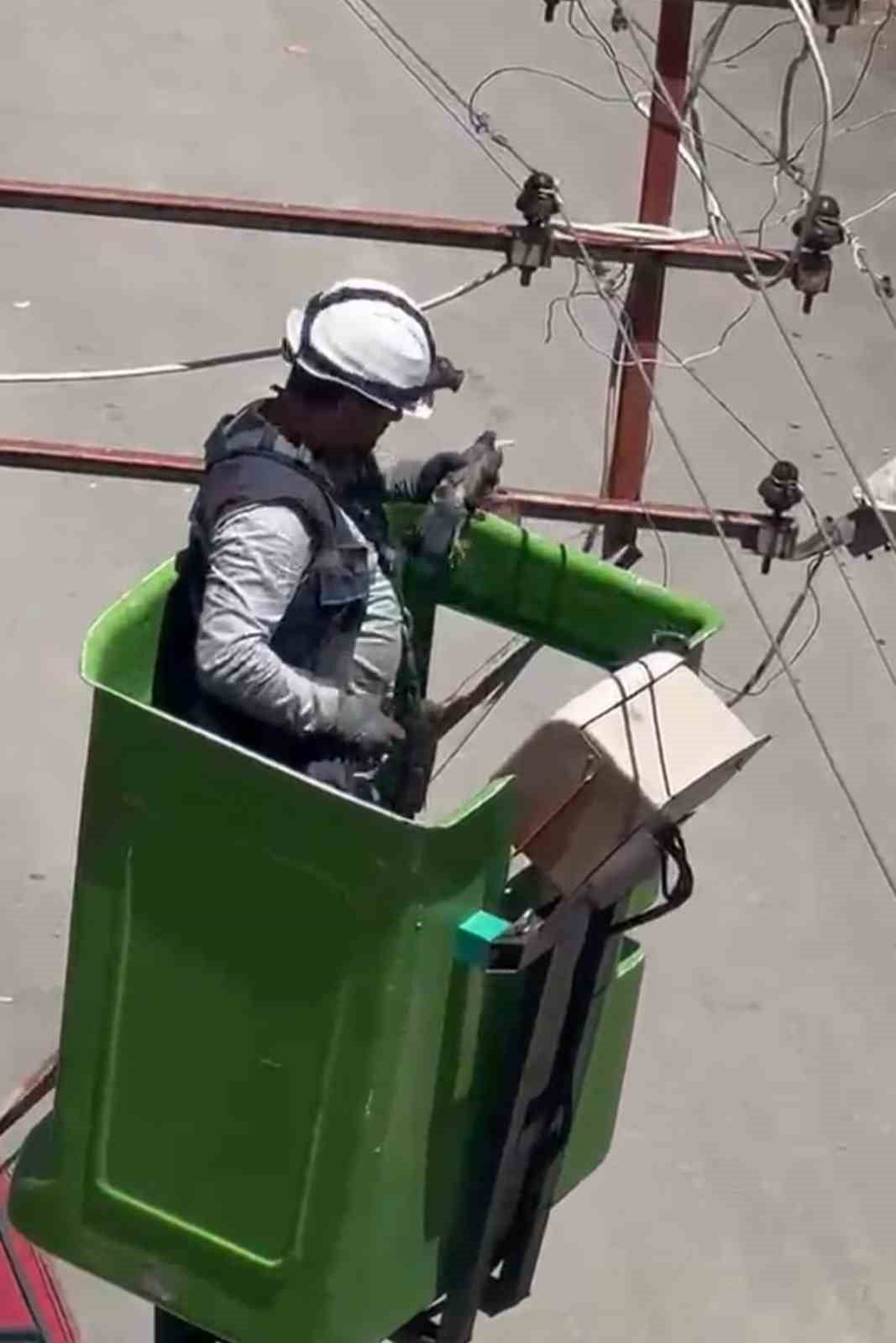 ELAZIĞ'DA ELEKTRİK TELLERİNE TAKILARAK MAHSUR KALAN GÜVERCİN, FIRAT EDAŞ EKİPLERİ TARAFINDAN...