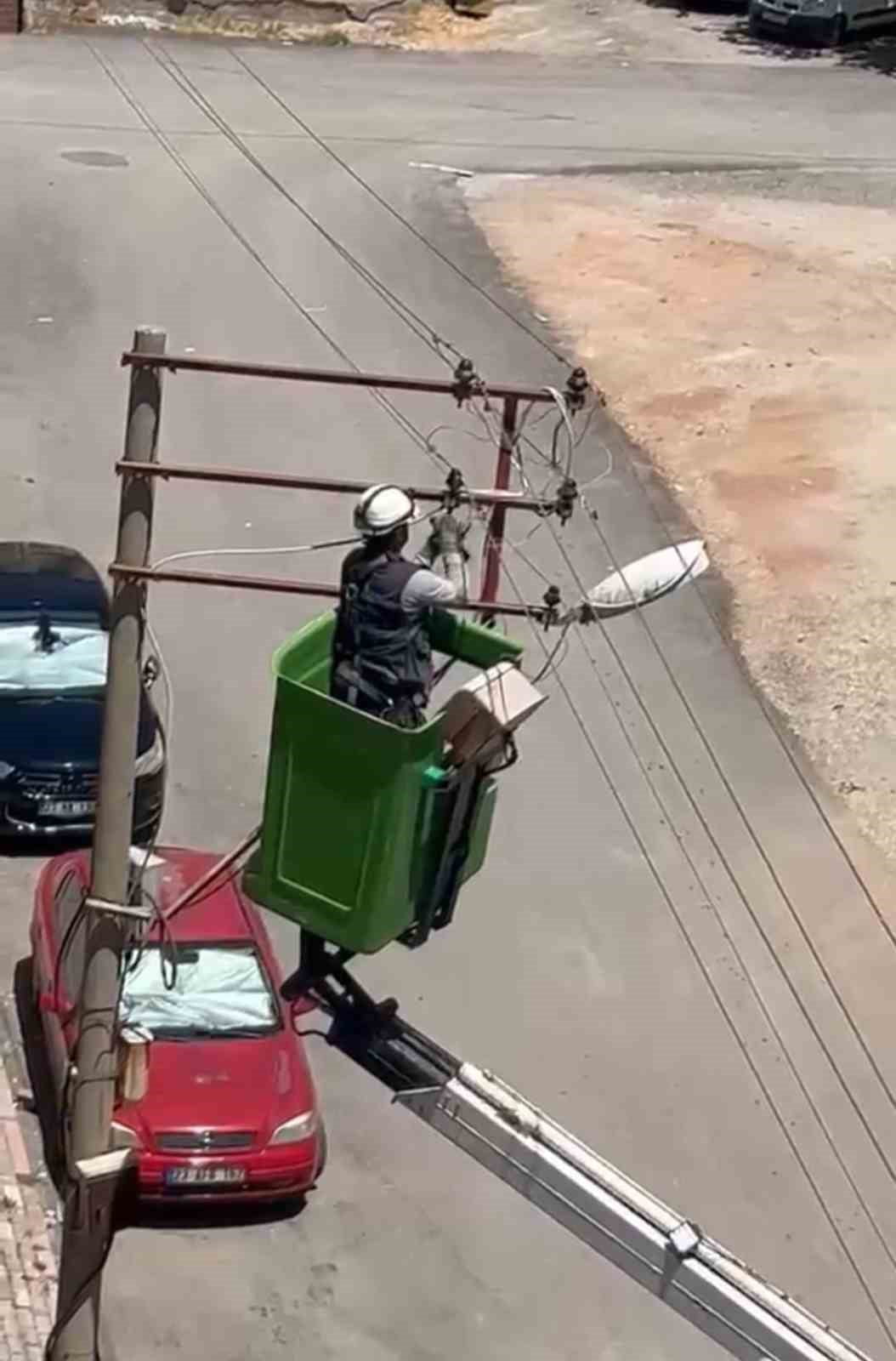 ELAZIĞ'DA ELEKTRİK TELLERİNE TAKILARAK MAHSUR KALAN GÜVERCİN, FIRAT EDAŞ EKİPLERİ TARAFINDAN...