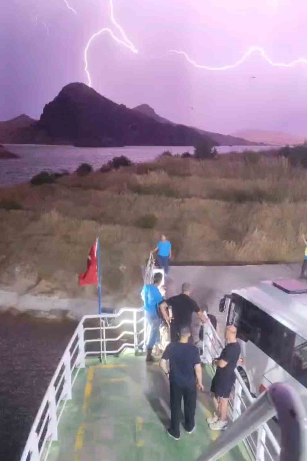 ELAZIĞ'DA FIRTINA  FERİBOTUNU İSKELEYE YANAŞTIRMADI