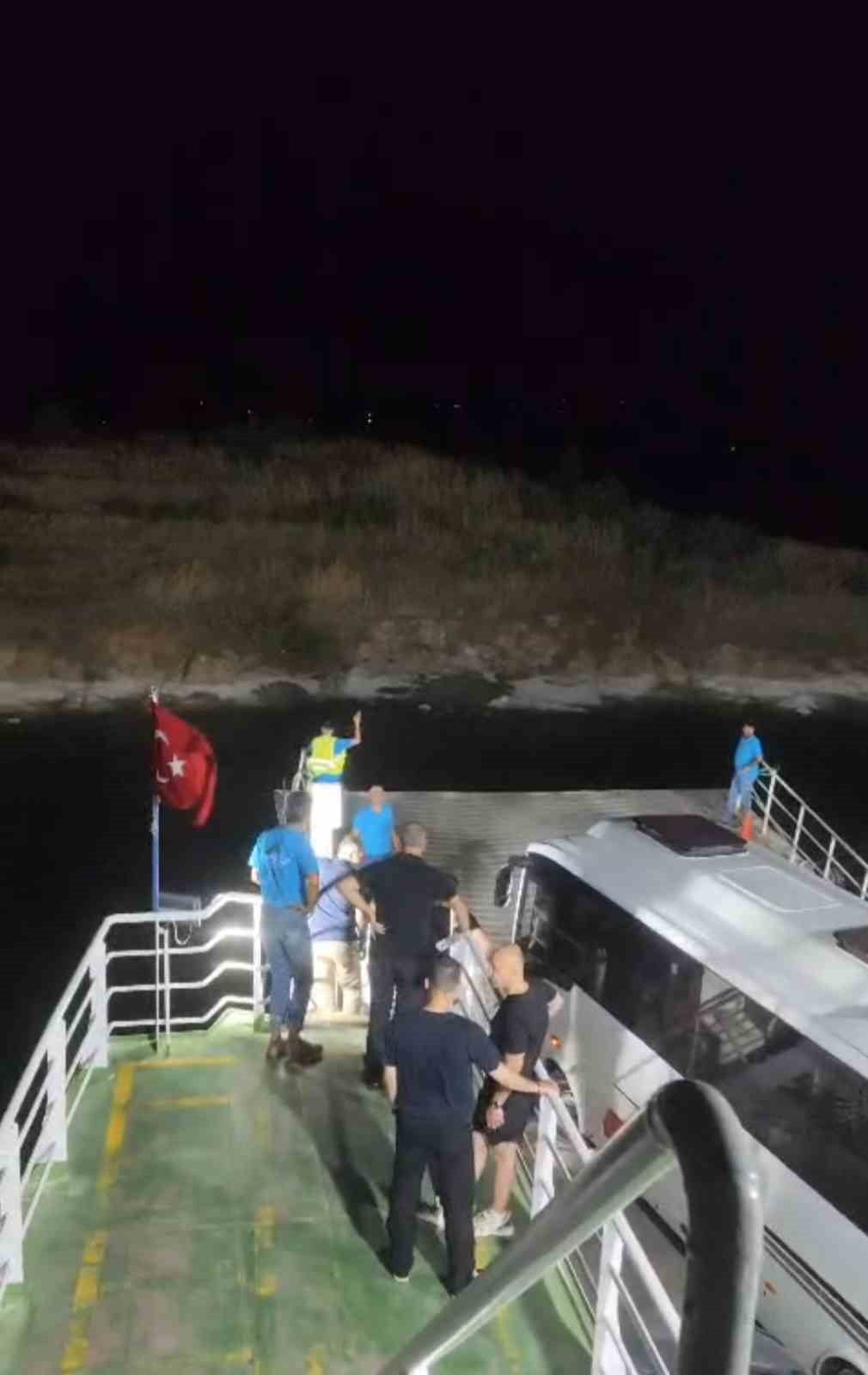 ELAZIĞ'DA FIRTINA  FERİBOTUNU İSKELEYE YANAŞTIRMADI