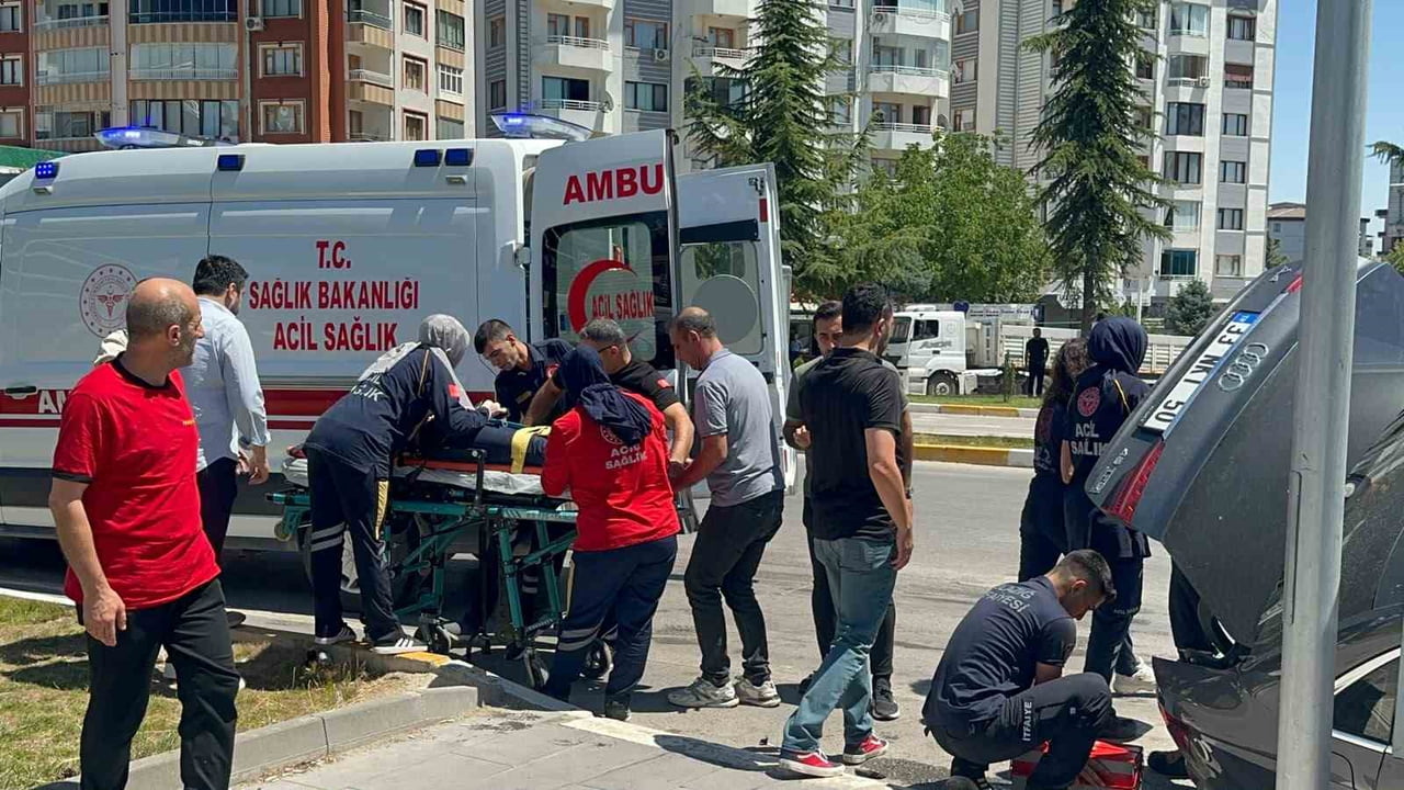 ELAZIĞ'DA İKİ OTOMOBİLİN ÇARPIŞMASI SONUCU 5 KİŞİ YARALANDI