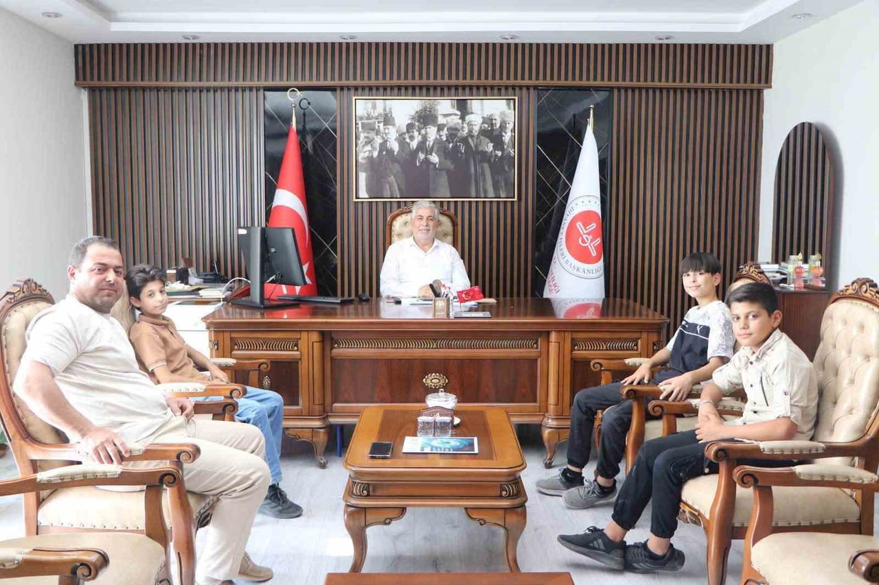 ELAZIĞ'DA KAPALI BİR BÜFENİN DOLABINDAN ALDIKLARI SUYUN ÜCRETİNİ GÜVENLİK KAMERASINA GÖSTEREREK...
