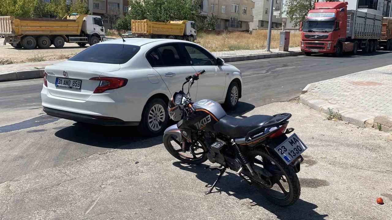 ELAZIĞ'DA MOTOSİKLETLE OTOMOBİLİN ÇARPIŞMASI SONUCU MEYDANA GELEN TRAFİK KAZASINDA 1 KİŞİ...