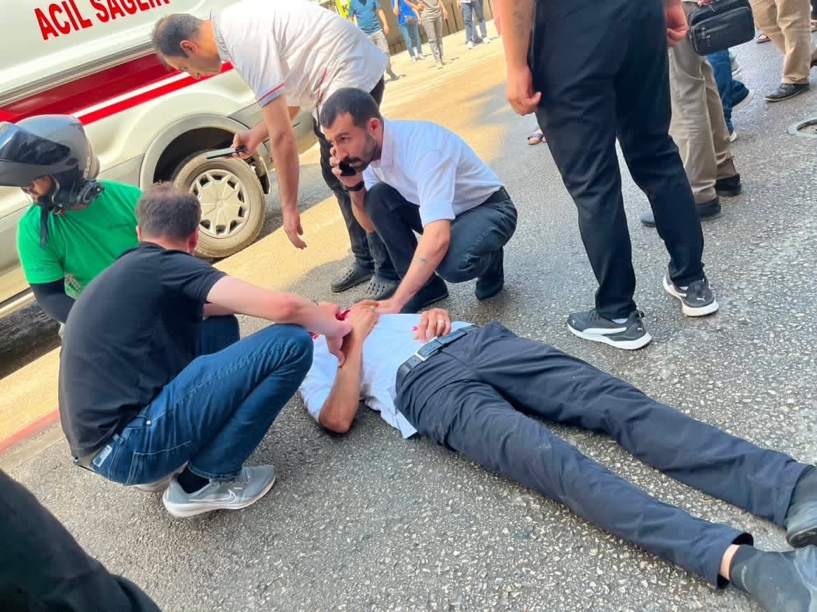 ELAZIĞ'DA OTOMOBİLİN ÇARPTIĞI BİR YAYA AĞIR YARALANARAK HASTANEYE KALDIRILIRKEN, POLİS EKİPLERİ...