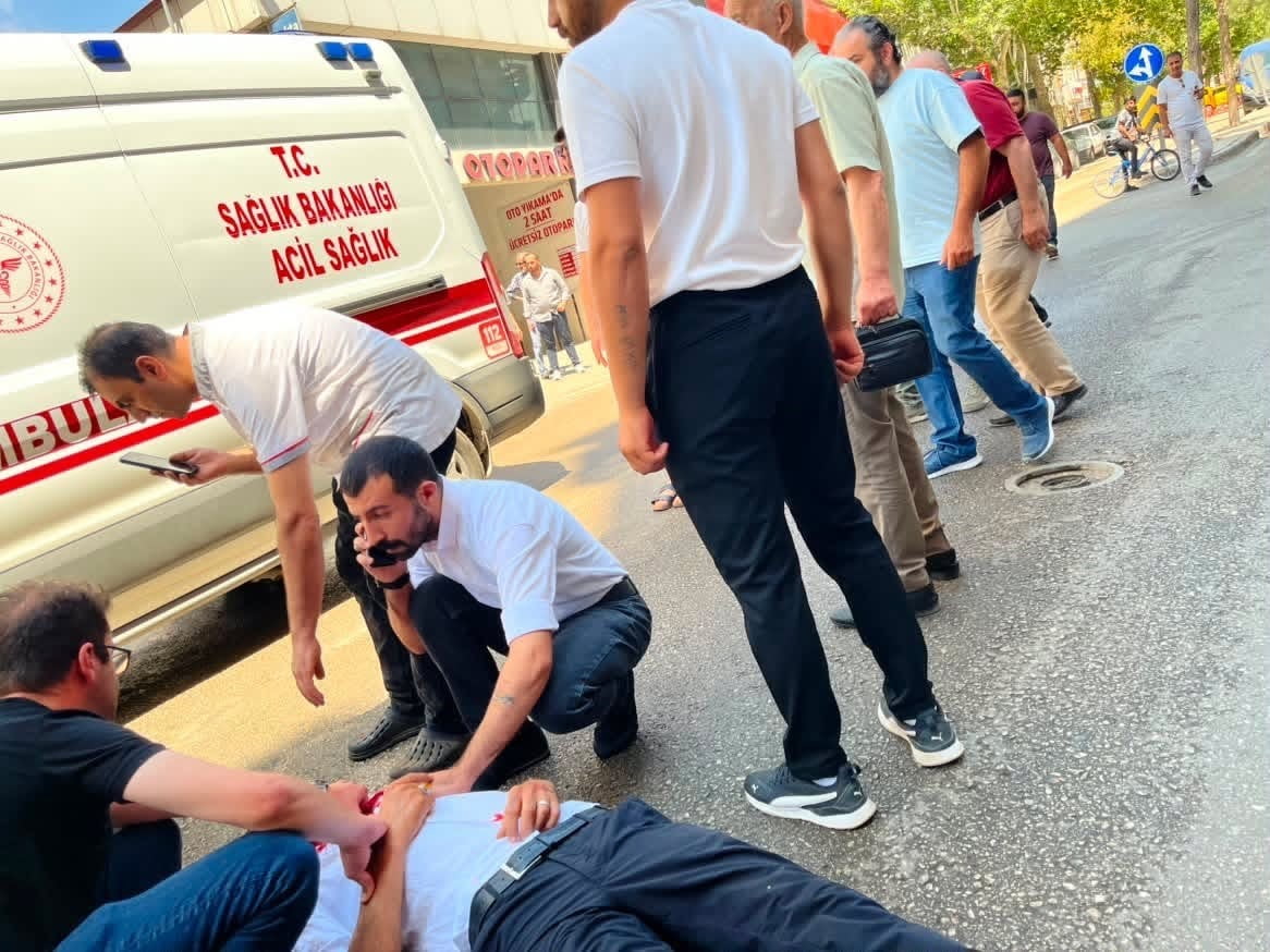 ELAZIĞ'DA OTOMOBİLİN ÇARPTIĞI BİR YAYA AĞIR YARALANARAK HASTANEYE KALDIRILIRKEN, POLİS EKİPLERİ...