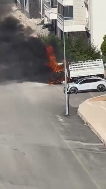 ELAZIĞ'DA PARK HALİNDEKİ PİKAP ALEV ALEV YANDI