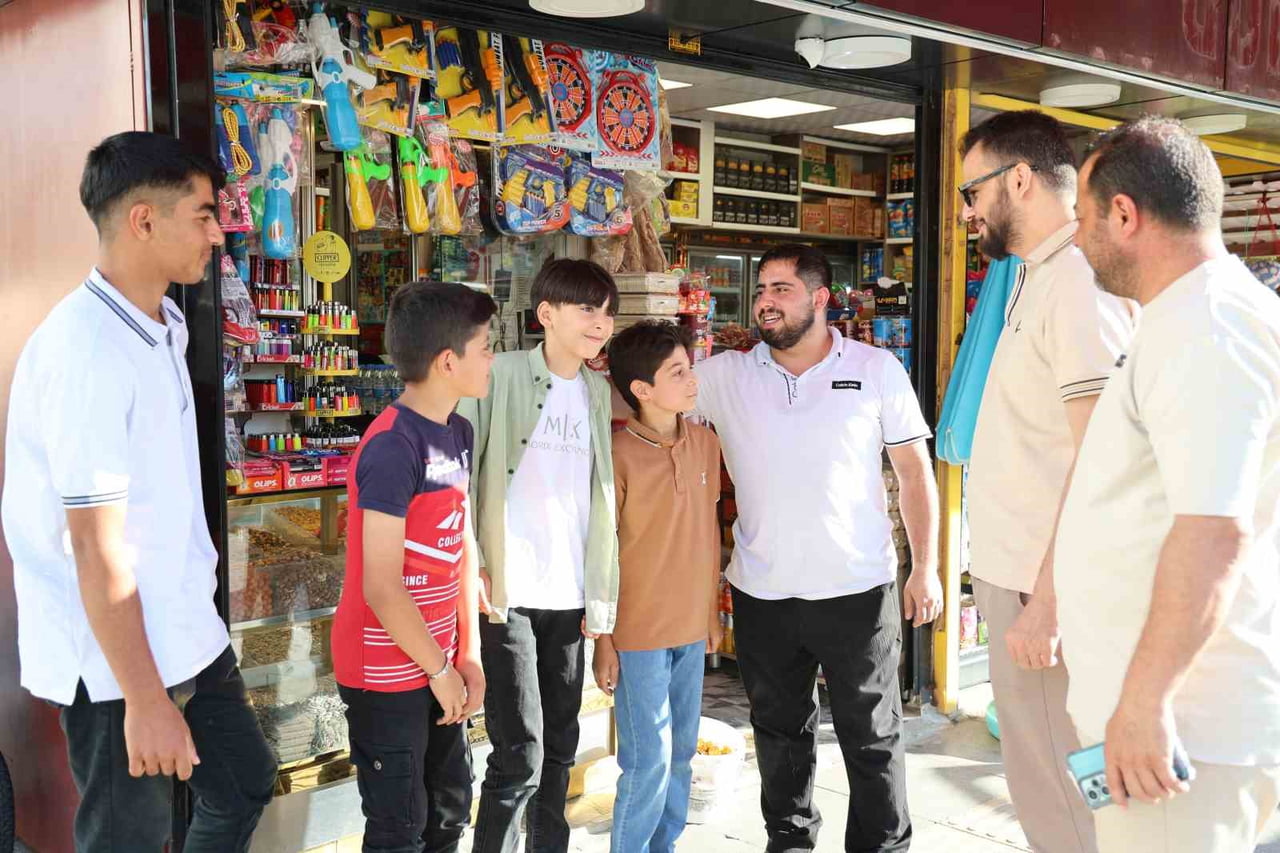 ELAZIĞ'DA SABAH SAATLERİNDE KAPALI OLAN BİR BÜFENİN ÖNÜNDEKİ SU DOLABINDAN ALDIKLARI ÜRÜNÜN...