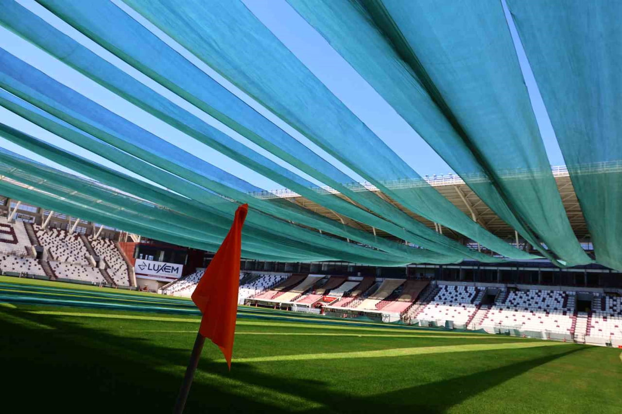 ELAZIĞ'DA STADYUMDAKİ ÇİMLERİN KAVURUCU SICAKLARDAN ETKİLENMEMESİ İÇİN ÖZEL FAN VE PERDELEME...