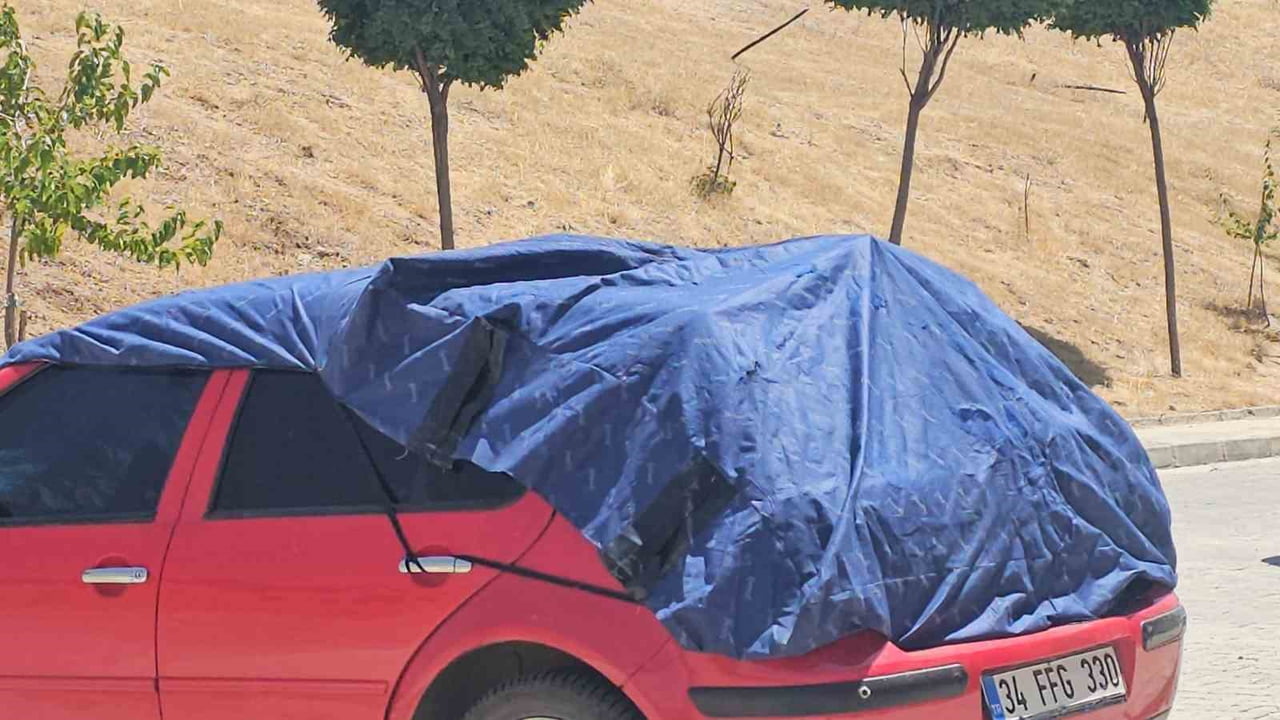ELAZIĞ'DA SÜRÜCÜLER ARAÇLARINI GÜNEŞTEN KORUMAK İÇİN BRANDA, BEZ VE ARAÇ ÇADIRLARI KULLANMAYA...