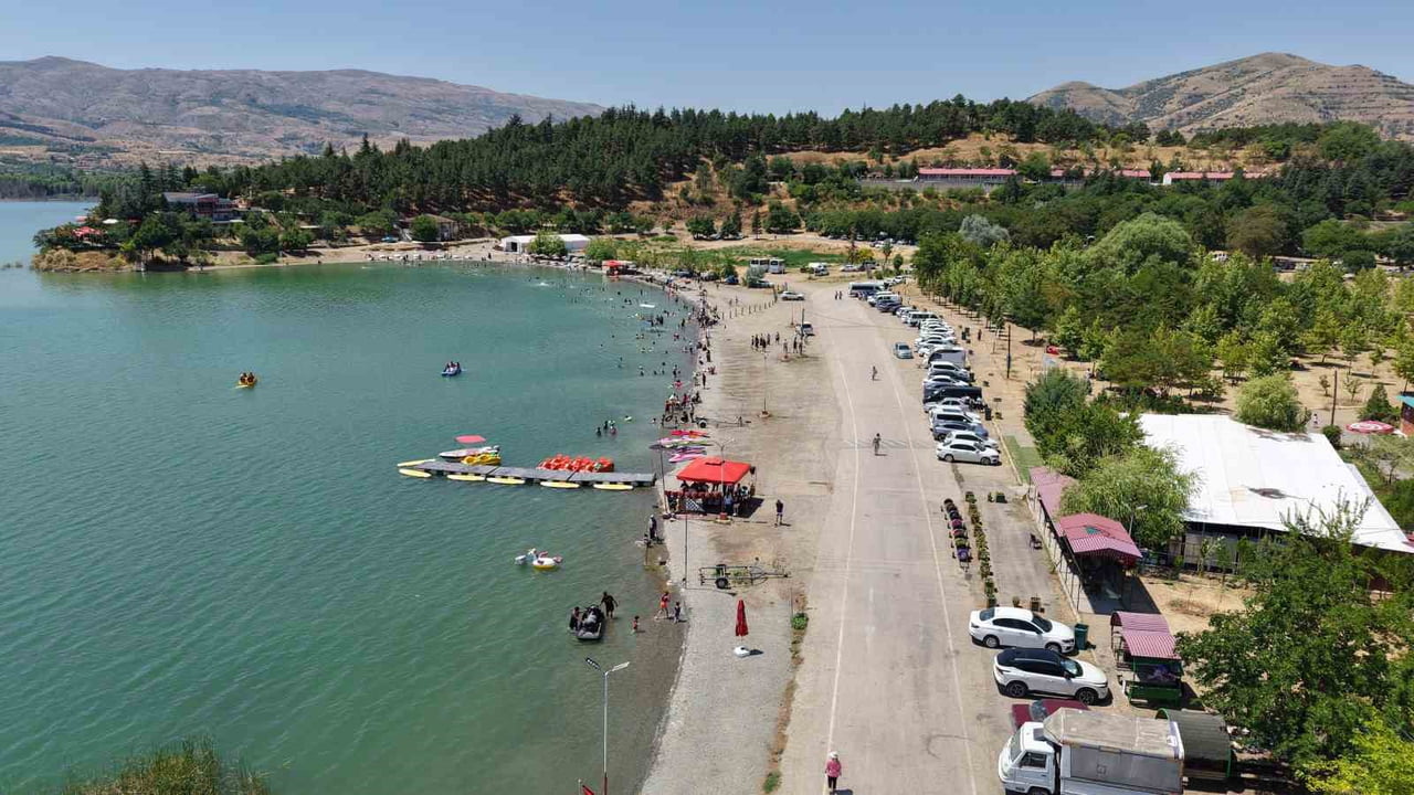 ELAZIĞ'DAKİ HAZAR GÖLÜ, HAVALARIN ISINMASIYLA BİRLİKTE EGE VE AKDENİZ SAHİLLERİNİ ARATMAYAN...