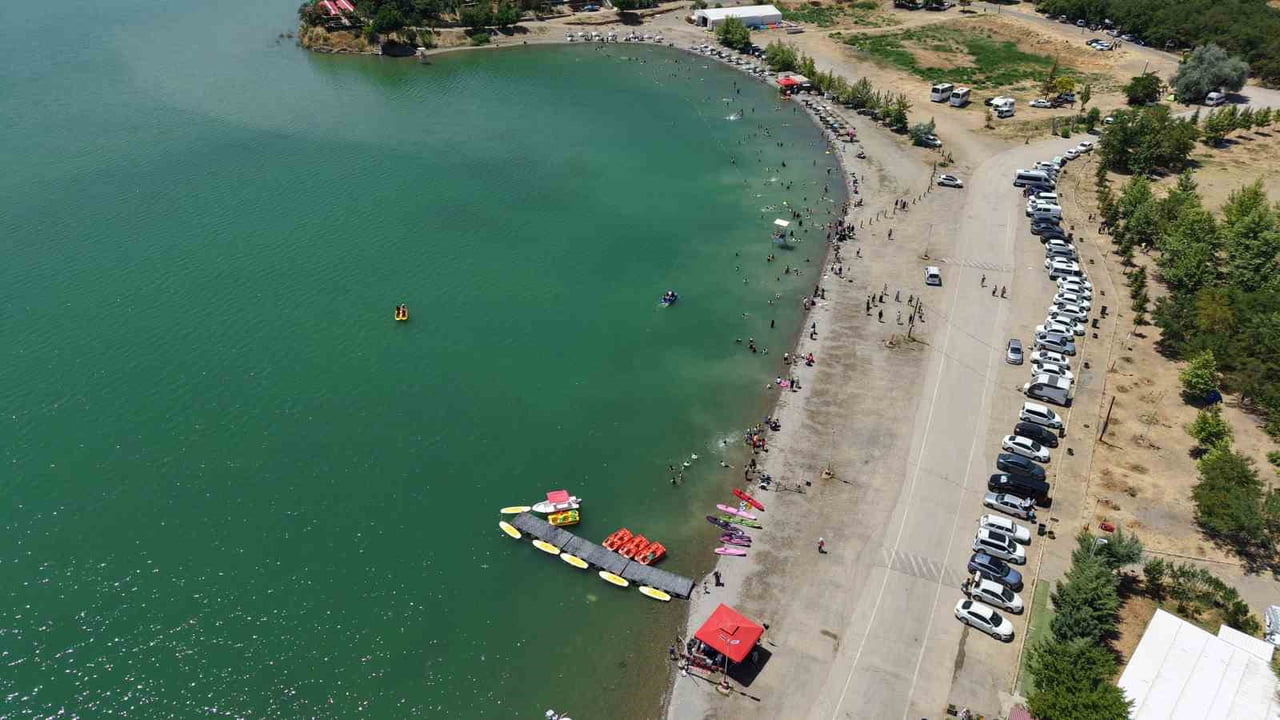 ELAZIĞ'DAKİ HAZAR GÖLÜ, HAVALARIN ISINMASIYLA BİRLİKTE EGE VE AKDENİZ SAHİLLERİNİ ARATMAYAN...