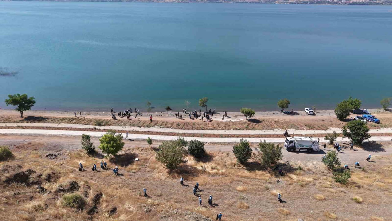 ELAZIĞ'IN SİVRİCE İLÇESİNDEKİ HAZAR GÖLÜ KIYISINDA ÇEVRE TEMİZLİĞİ YAPILDI.