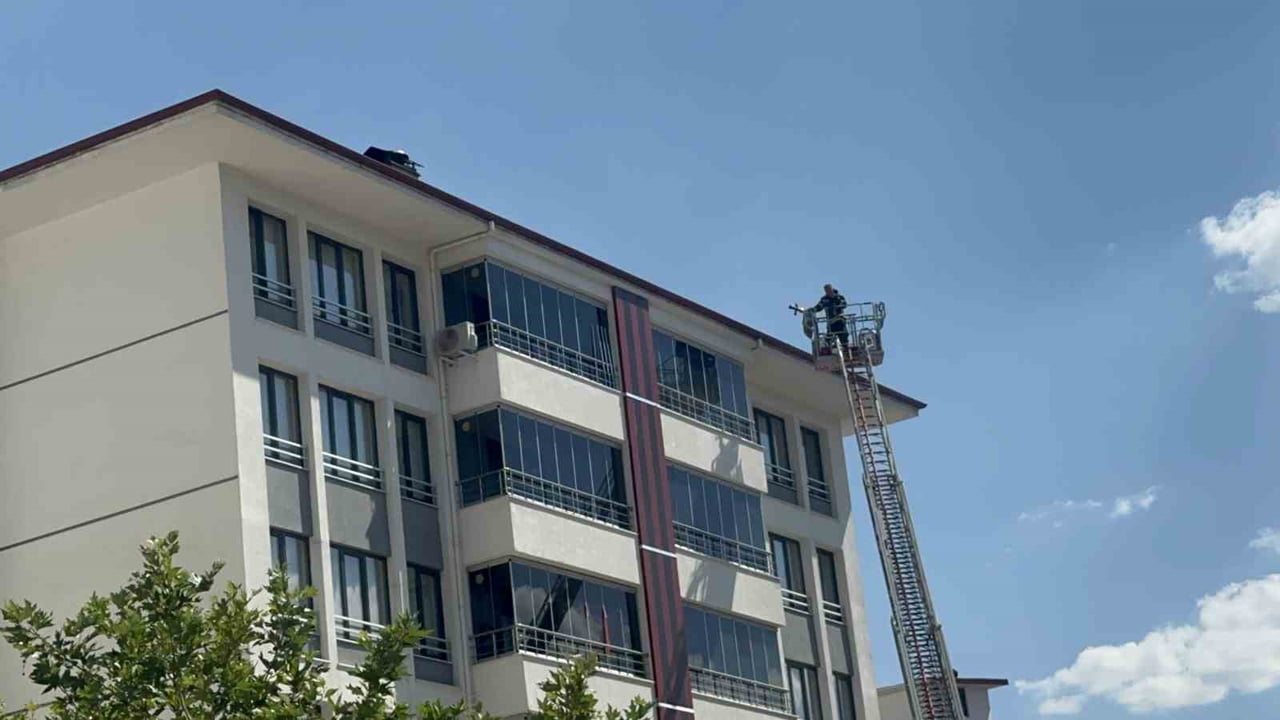 ELAZIĞ’DA 7 KATLI BİR BİNADA ÇIKAN BACA YANGINI, İTFAİYE EKİPLERİNİN MÜDAHALESİYLE DAİRELERE...