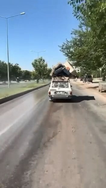 ELAZIĞ’DA ARACININ TAVANINA BAĞLADIĞI MALZEMELERLE TRAFİKTE SEYİR EDEN BİR VATANDAŞIN TEHLİKELİ...
