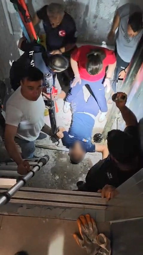 ELAZIĞ’DA ASANSÖR BOŞLUĞUNA DÜŞEN VATANDAŞ KURTARILDI