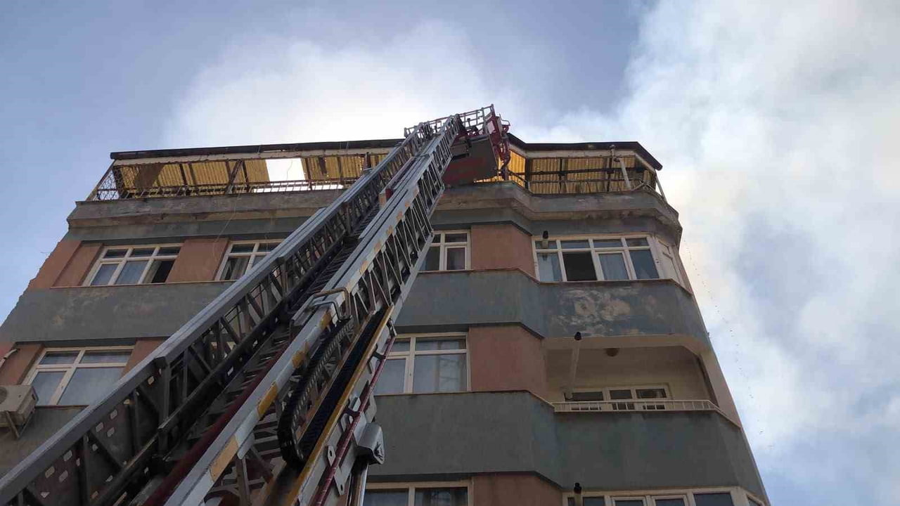 ELAZIĞ’DA BİR APARTMANIN ÇATI KATINDA ÇIKAN YANGIN İTFAİYE EKİPLERİNİN MÜDAHALESİYLE...