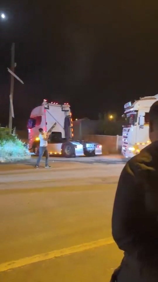 ELAZIĞ’DA BİR DÜĞÜN KONVOYUNDA POMPALI TÜFEKLE HAVAYA ATEŞ EDEN ŞAHIS, JANDARMA EKİPLERİ...