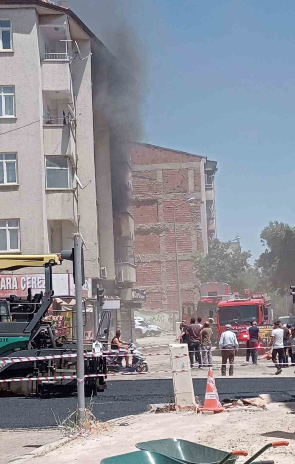 ELAZIĞ’DA BİR EVDE ÇIKAN YANGIN, İTFAİYENİN MÜDAHALESİ İLE SÖNDÜRÜLDÜ