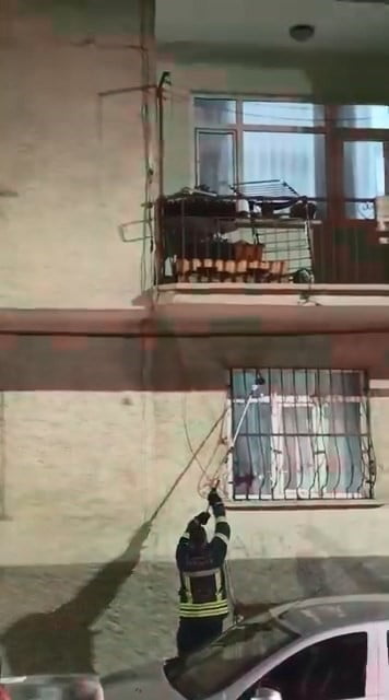 ELAZIĞ’DA BİR EVİN PENCERE KORKULUKLARINA ÇIKAN YILAN, İTFAİYE EKİPLERİ TARAFINDAN...