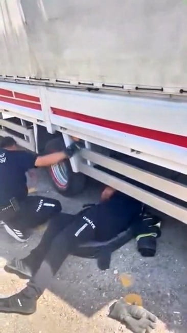 ELAZIĞ’DA BİR KAMYONETİN TEKERİNİN ARASINA GİREN YAVRU KEDİ, İTFAİYE TARAFINDAN...