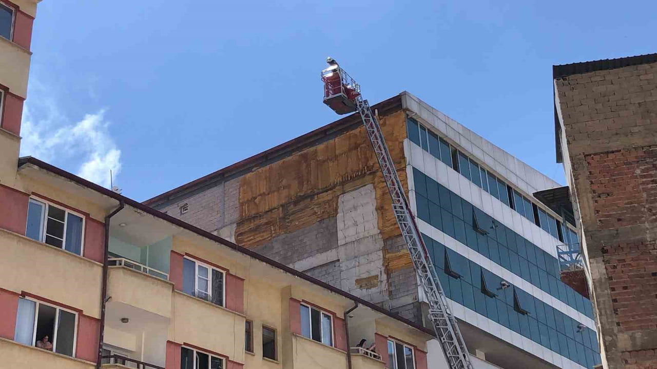 ELAZIĞ’DA BİR LOKANTANIN BACA KISMINDA ÇIKAN VE PANİĞE NEDEN OLAN YANGIN, İTFAİYE EKİPLERİ...