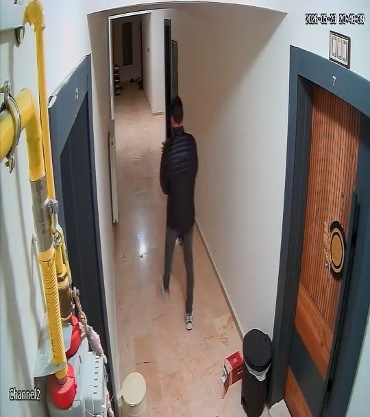 ELAZIĞ’DA BİR ŞAHSIN, APARTMAN GİRİŞİNDEKİ ÇİÇEĞİ ÇALMA ANLARI, GÜVENLİK KAMERASINA...