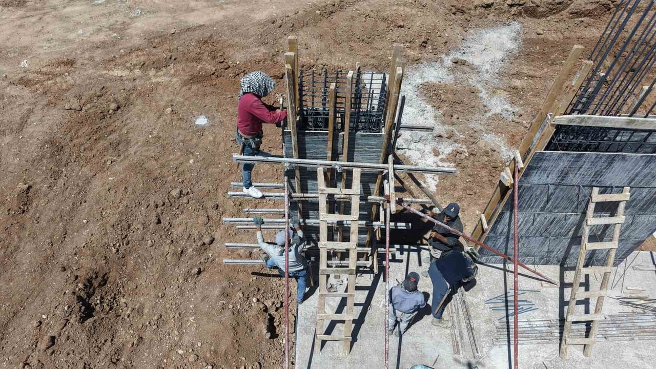 ELAZIĞ’DA ETKİSİNİ ARTTIRAN SICAK HAVALARDA, İNŞAAT İŞÇİLERİ ZORLU ŞARTLAR ALTINDA EKMEK PARASI...