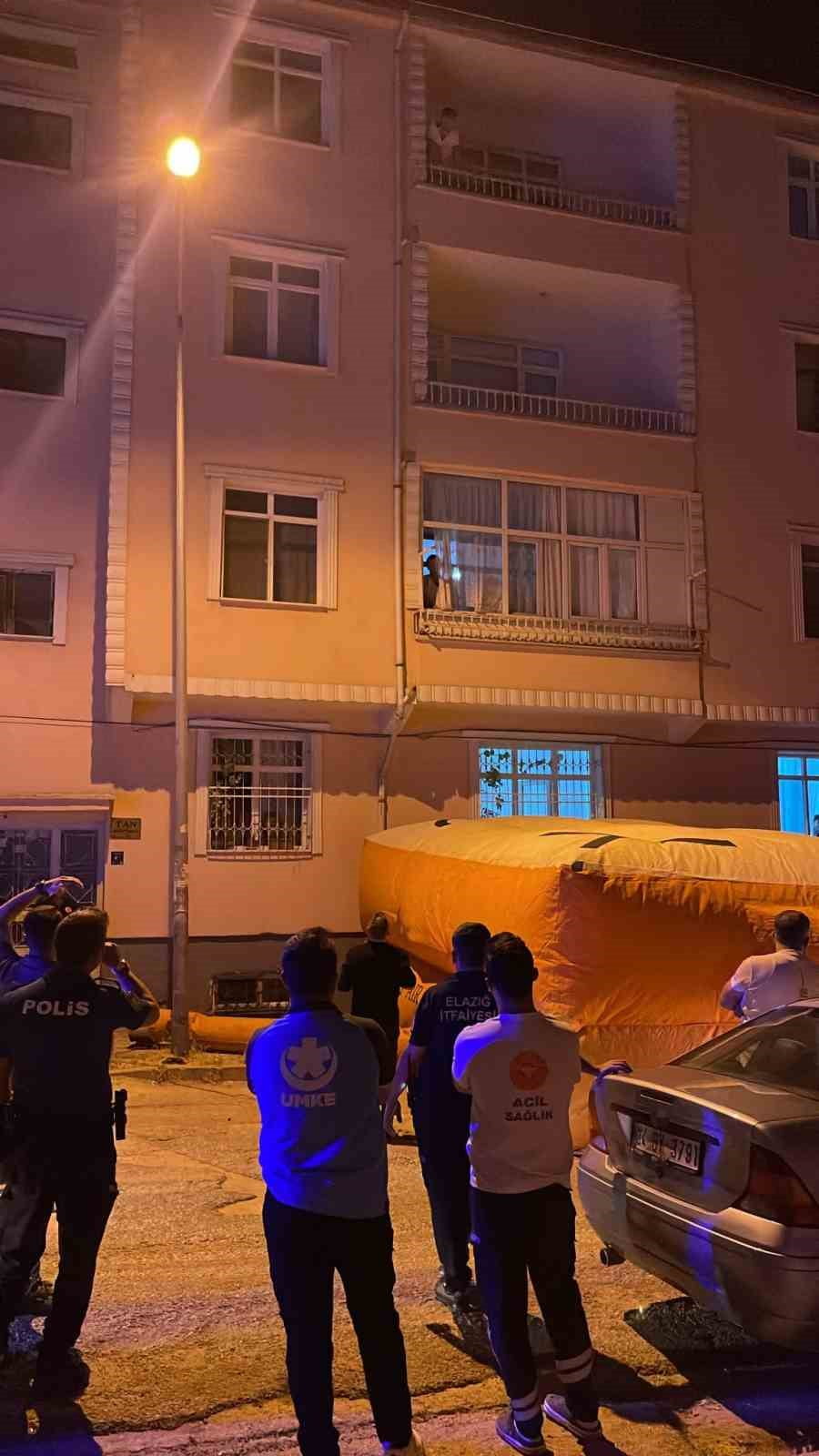 ELAZIĞ’DA EVİNİN BALKONUNDAN İNTİHAR ETMEK İSTEYEN ŞAHIS, POLİS EKİPLERİ TARAFINDAN İKNA EDİLEREK...