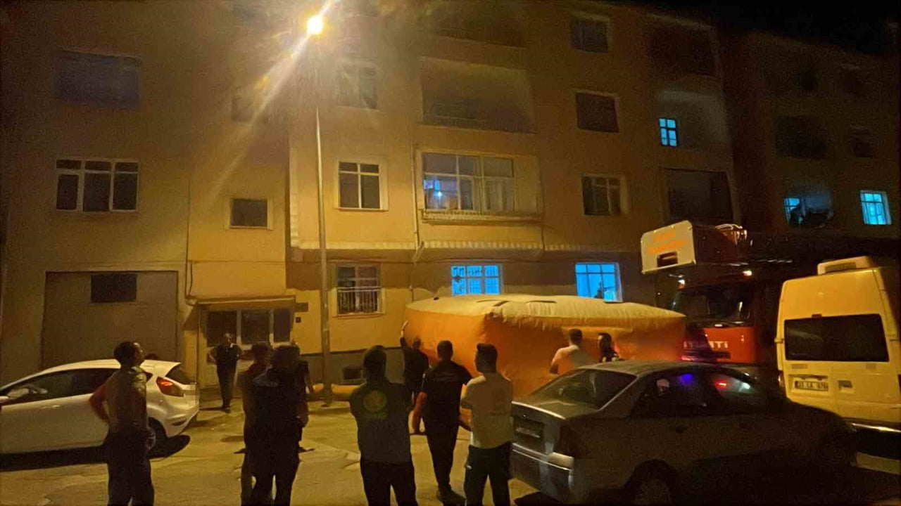 ELAZIĞ’DA EVİNİN BALKONUNDAN İNTİHAR ETMEK İSTEYEN ŞAHIS, POLİS EKİPLERİ TARAFINDAN İKNA EDİLEREK...