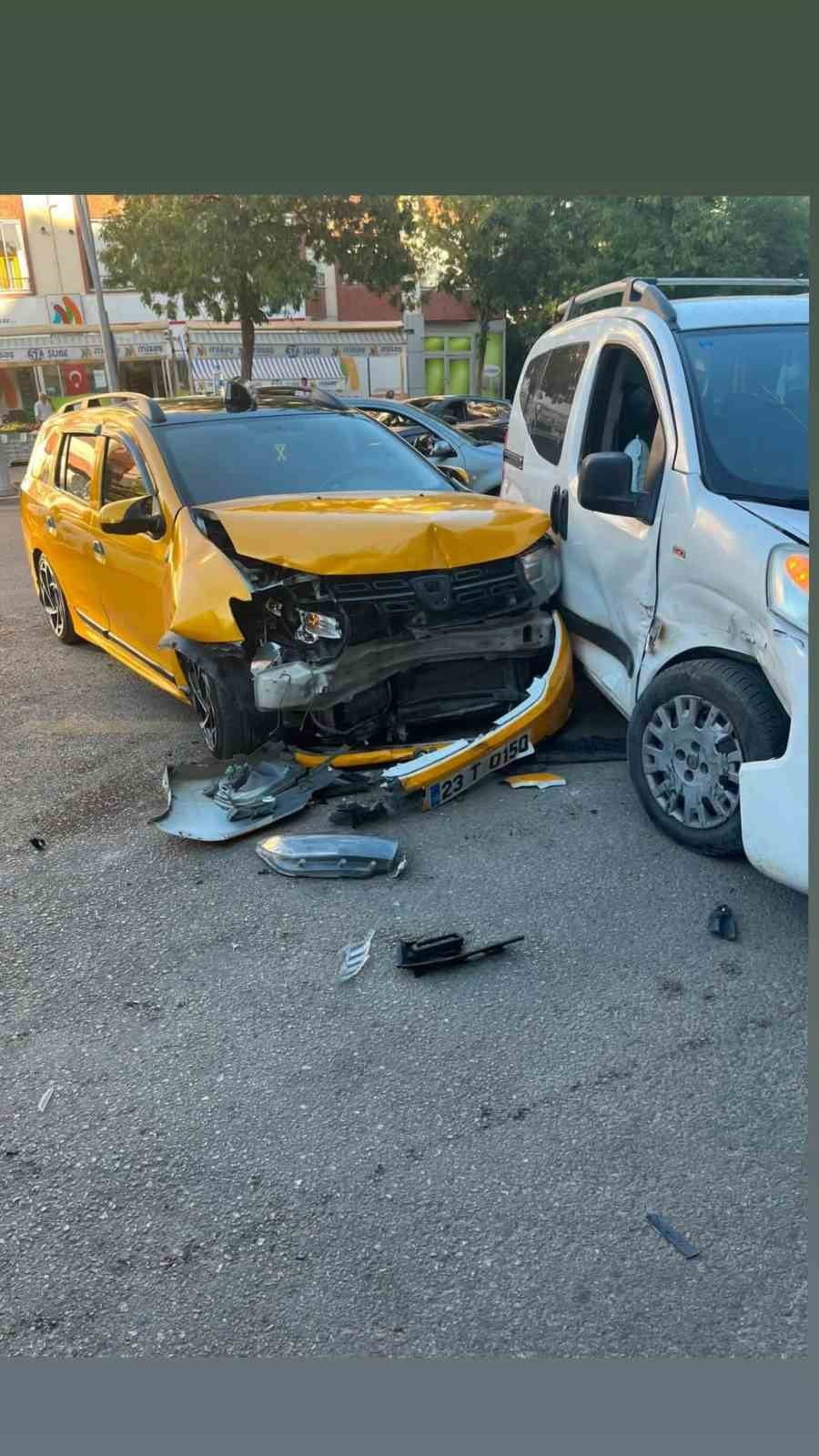 ELAZIĞ’DA İKİ HAFİF TİCARİ ARACIN ÇARPIŞMASI SONUCU MEYDANA GELEN TRAFİK KAZASINDA 1 KİŞİ...