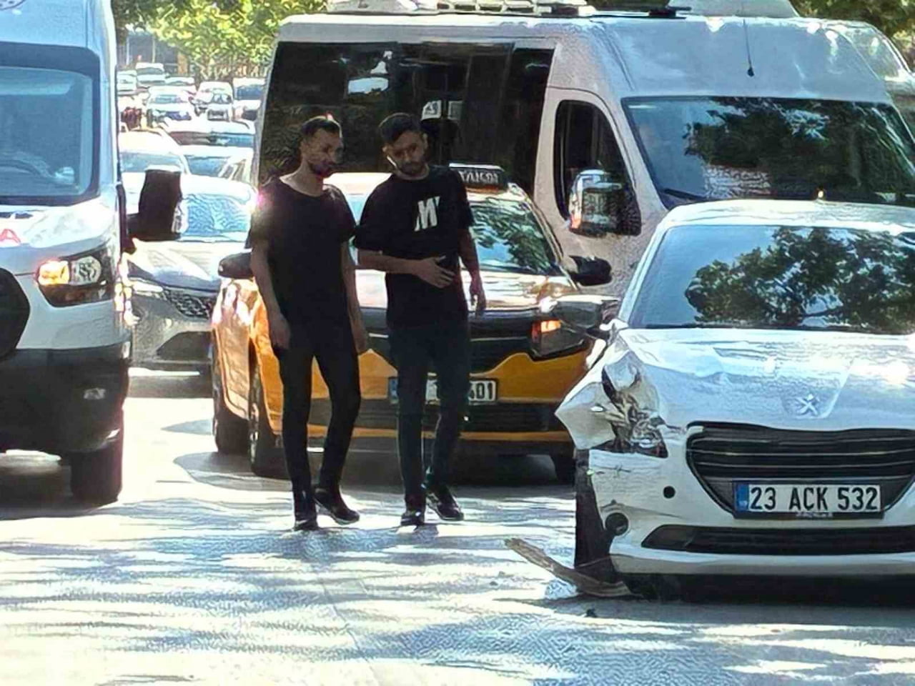 ELAZIĞ’DA İKİ OTOMOBİLİN ÇARPIŞMASI SONUCU MEYDANA GELEN TRAFİK KAZASINDA 2 KİŞİ...
