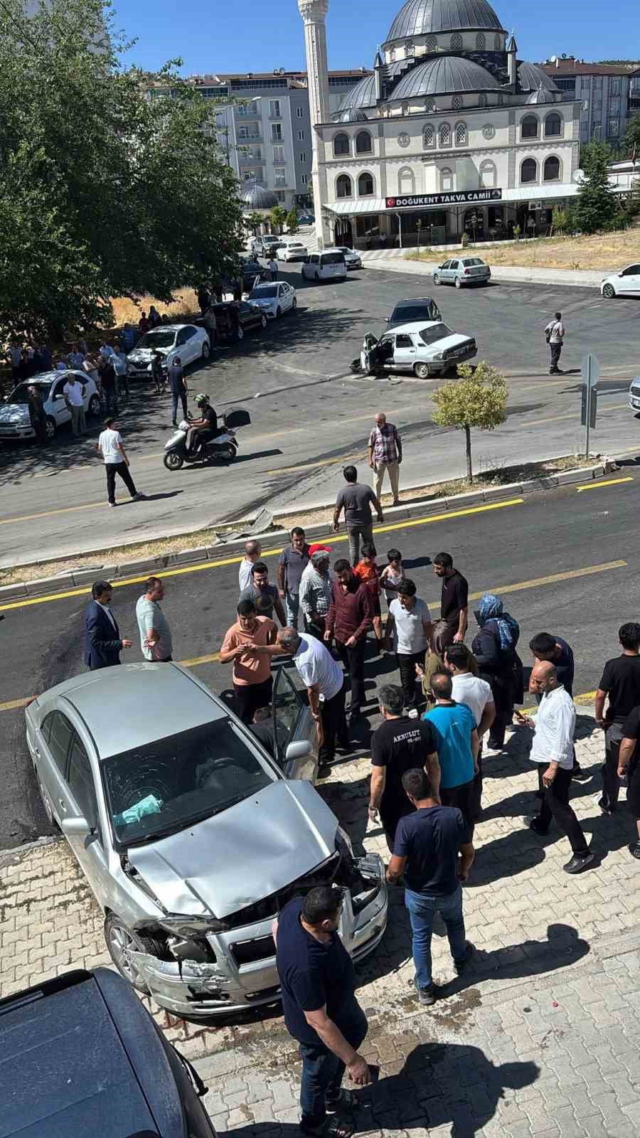 ELAZIĞ’DA İKİ OTOMOBİLİN ÇARPIŞMASI SONUCU MEYDANA GELEN TRAFİK KAZASINDA 3 KİŞİ...
