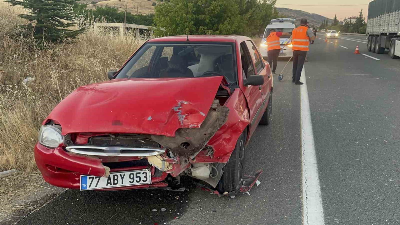 ELAZIĞ’DA İKİ OTOMOBİLİN ÇARPIŞMASI SONUCU MEYDANA GELEN TRAFİK KAZASINDA 5 KİŞİ...