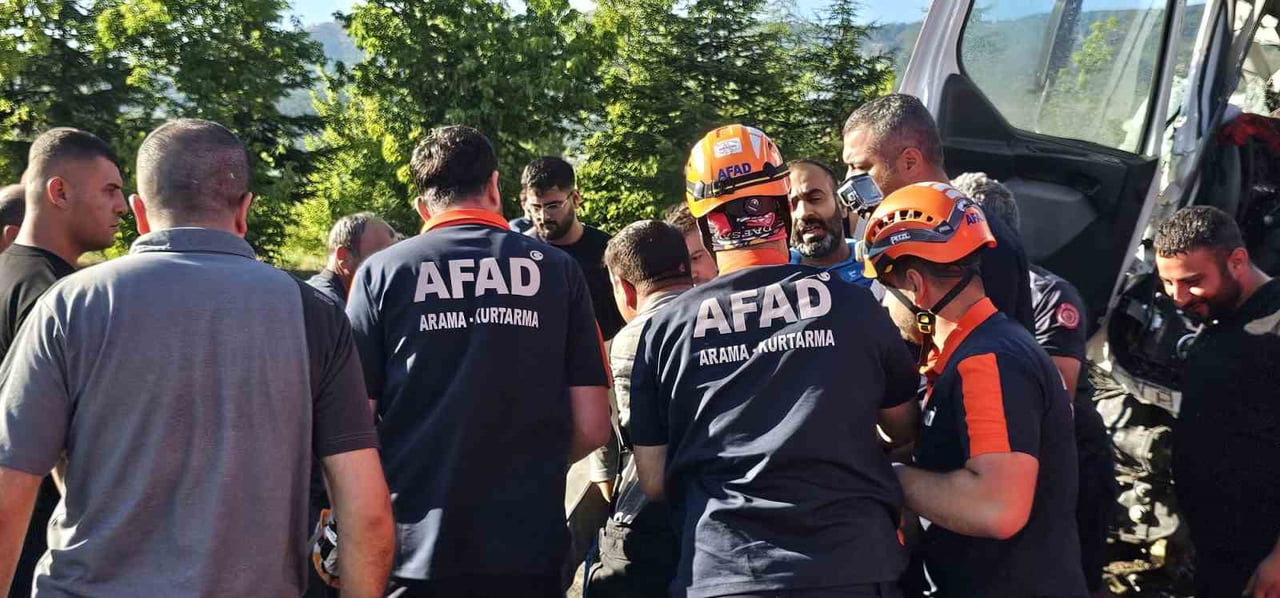 ELAZIĞ’DA İKİ TIRIN ÇARPIŞMASI SONUCU MEYDANA GELEN TRAFİK KAZASINDA 1 KİŞİ YARALANDI. KAZADA...