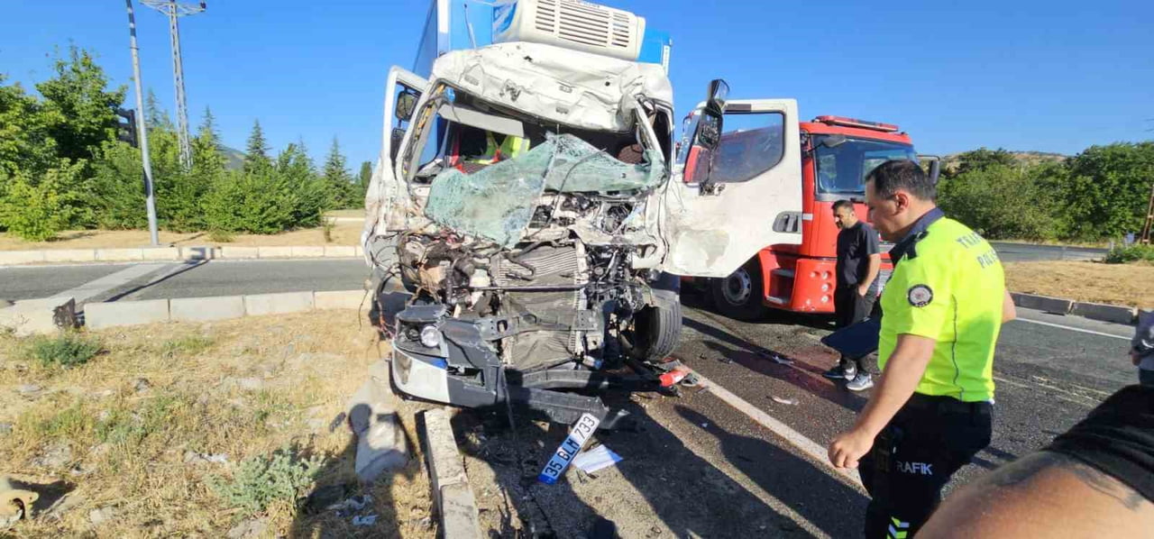 ELAZIĞ’DA İKİ TIRIN ÇARPIŞMASI SONUCU MEYDANA GELEN TRAFİK KAZASINDA 1 KİŞİ YARALANDI. KAZADA...