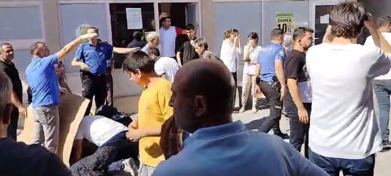 ELAZIĞ’DA İKİNCİ KATTAN DÜŞEN ÇOCUK GÜNEŞTEN ETKİLENMESİN DİYE VATANDAŞLAR BULDUKLARI KARTONLA...