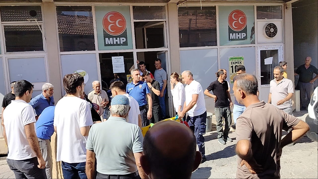 ELAZIĞ’DA İKİNCİ KATTAN DÜŞEN ÇOCUK GÜNEŞTEN ETKİLENMESİN DİYE VATANDAŞLAR BULDUKLARI KARTONLA...