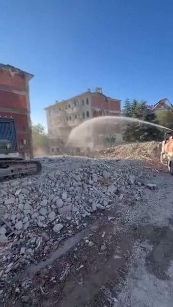 ELAZIĞ’DA KENTSEL DÖNÜŞÜM KAPSAMINDA YIKIM ÇALIŞMASINA BAŞLANAN 5 KATLI BİNA, KORNA SESİ İLE...