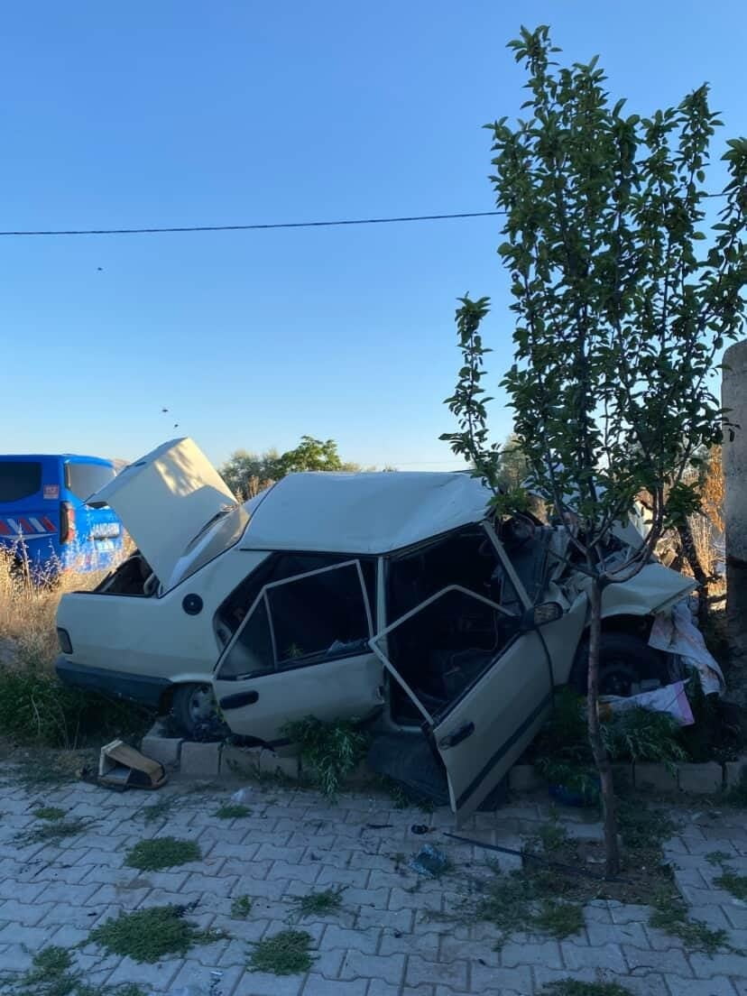 ELAZIĞ’DA ÖNCE ÇÖP KONTEYNIRINA ARDINDAN DA BAHÇE DUVARINA ÇAPAN TOFAŞ MARKA OTOMOBİL HURDAYA...